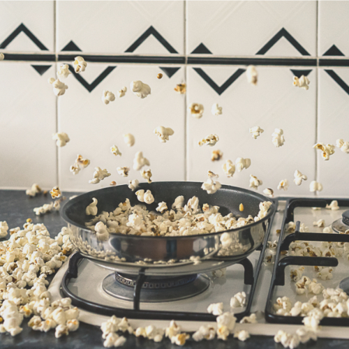 Zelfgemaakte popcorn uit de pan