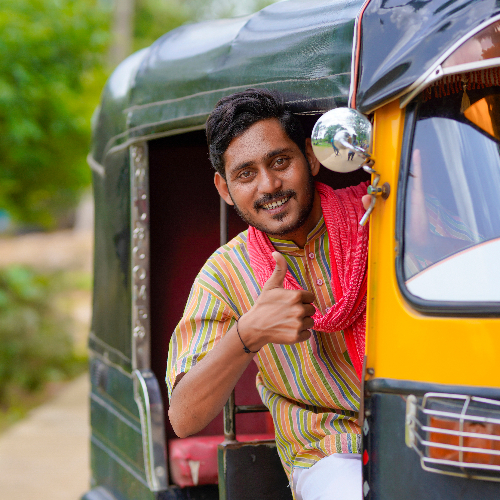 Indiase man in tuktuk
