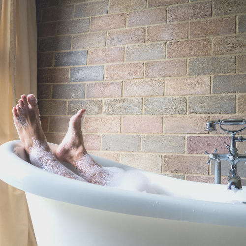 een lauwwarm bad met essentiële oliën kan helpen bij koorts