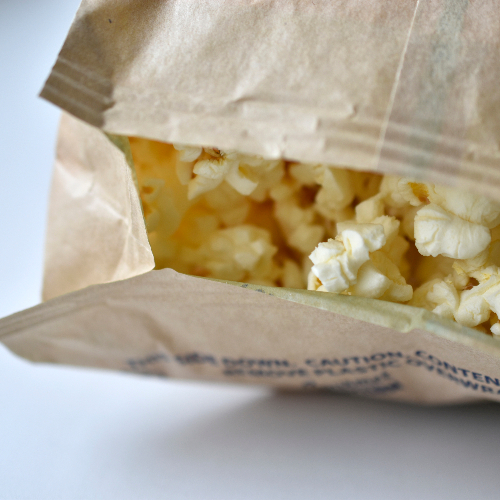 Magnetron popcorn in zak