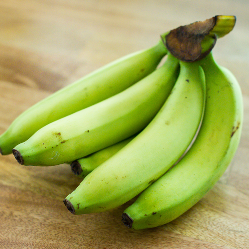 Onrijpe groene bananen zitten vol vezels
