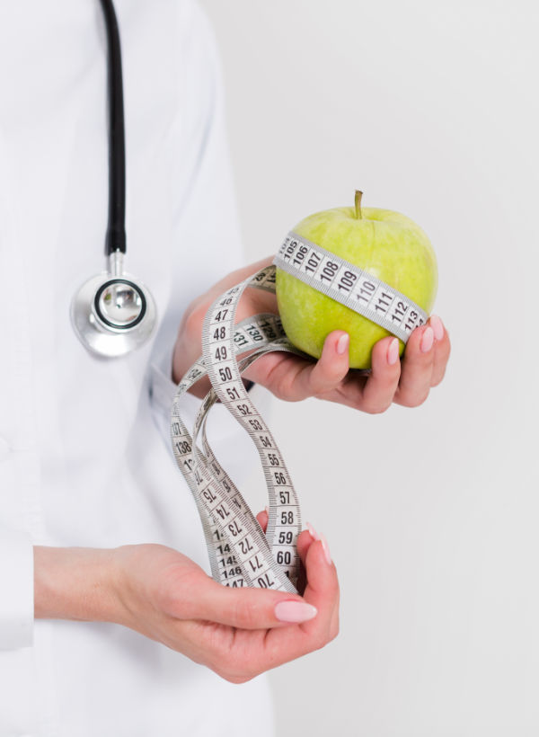 Dietist met appel & meetlint