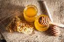 Rauwe honing: waarom koudgeslingerde honing gezond is