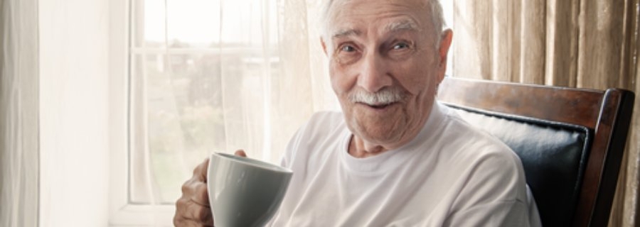 Meer aandacht nodig voor gebruik cafeïne bij oudere met dementie, oude man drinkt koffie